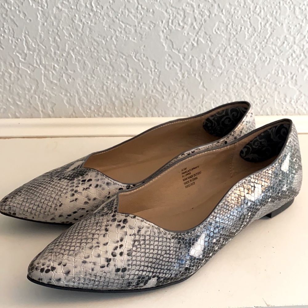 🆕 NWOT snake skin print pointed flats Size 6.5